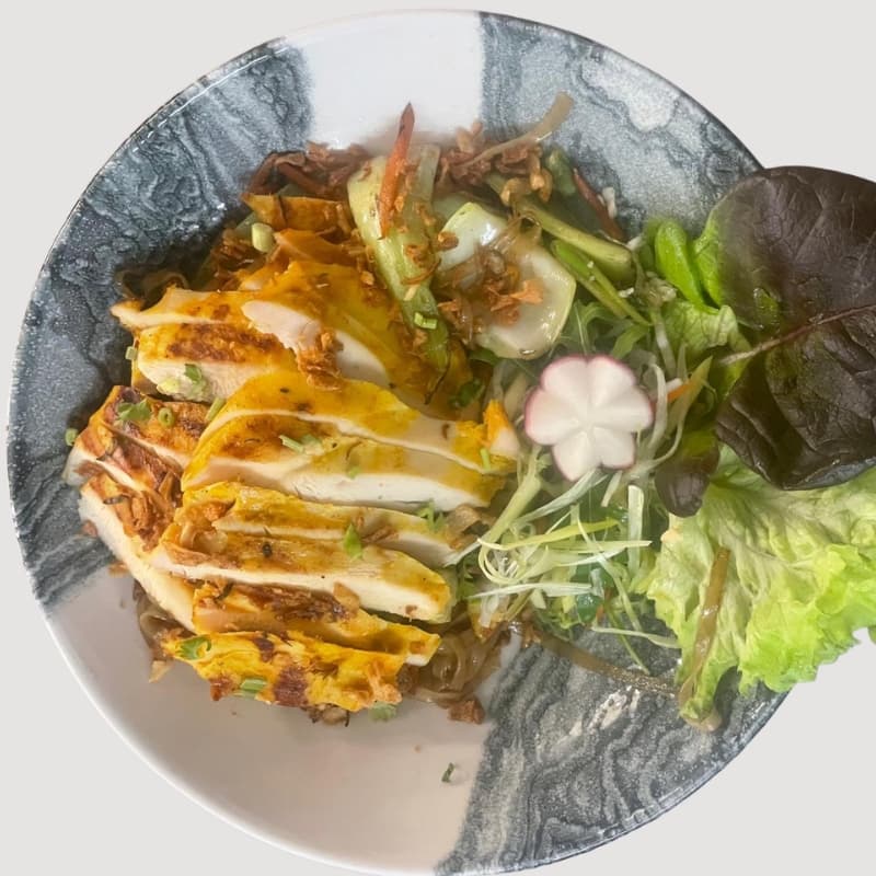 Pho Xao mit gegrilltem Hühnerfilet